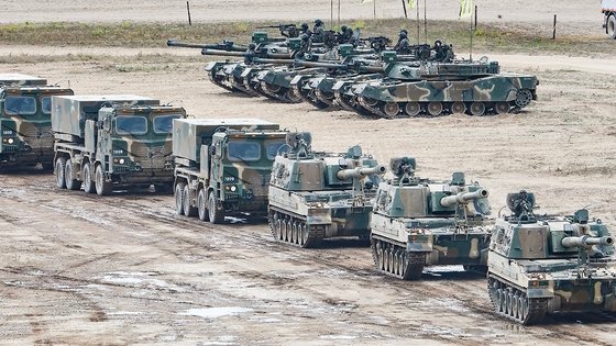 지난달 21일 오후 인천 서구 장도훈련장에서 실시된 17사단 통합방위 실기동훈련에서 K9 자주포, K1E1 전차 등 장비들이 기동훈련하고 있다. 이날 기동훈련에는 천무, K9 자주포 K1E1 전차, K55A1 자주포