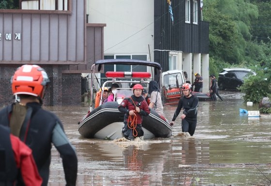 밤사이 내린 폭우로 대전 서구 용촌동 마을 전체가 침수됐다. 10일 오전 소방구조대원들이 주민을 구조하고 있다. 뉴스1