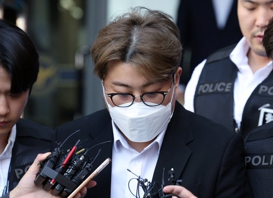 음주 뺑소니 혐의를 받는 트로트 가수 김호중 씨가 5월 31일 오전 서울 강남경찰서에서 나와 검찰로 구속 송치되고 있다. 뉴스1