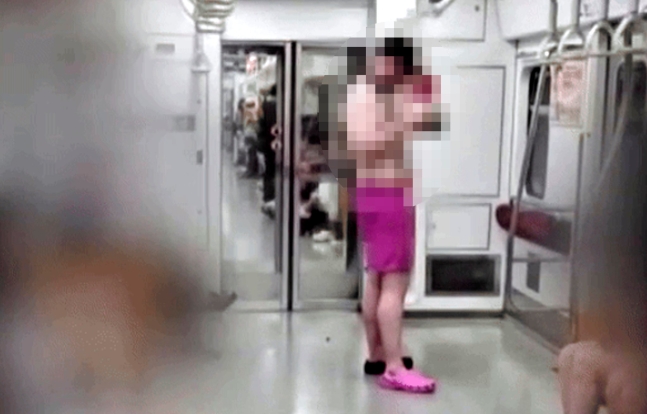 지하철 안에서 핑크색 수영복을 입고 탑승해 있는 남성. 사진 JTBC ‘사건반장’ 캡처