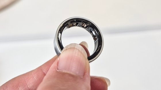 10일(현지시간) 삼성전자가 공개한 첫 스마트링 '갤럭시 링'. 반지 안쪽의 센서가 수면의 질 등 각종 건강 수치를 측정한다. 파리(프랑스)=심서현 기자