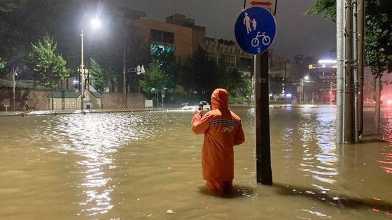 10일 오전 내린 폭우로 전북 군산시 한 도로가 물에 잠겨 있다. 사진 전북특별자치도 소방본부