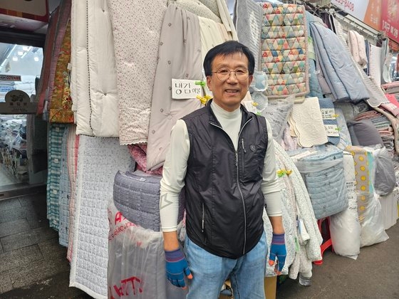서문시장에서 이불 가게를 운영하는 김시찬씨(68)