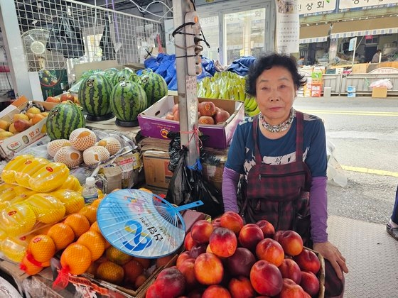 서문시장에서 과일장사를 하는 최재순씨(75)