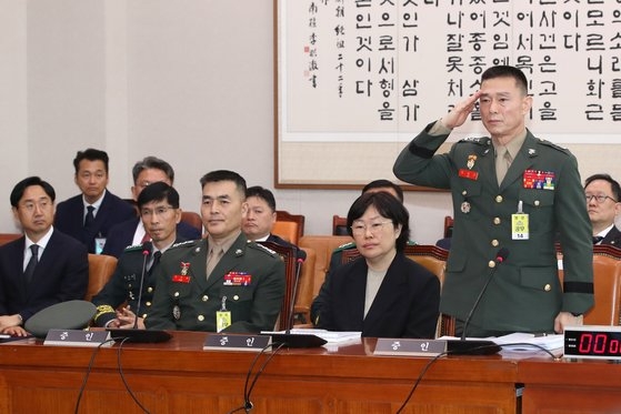 임성근 전 해병대 1사단장이 21일 국회 법제사법위원회 채상병 특검법 입법청문회에 증인으로 출석해 거수경례로 인사하고 있다. 뉴스1