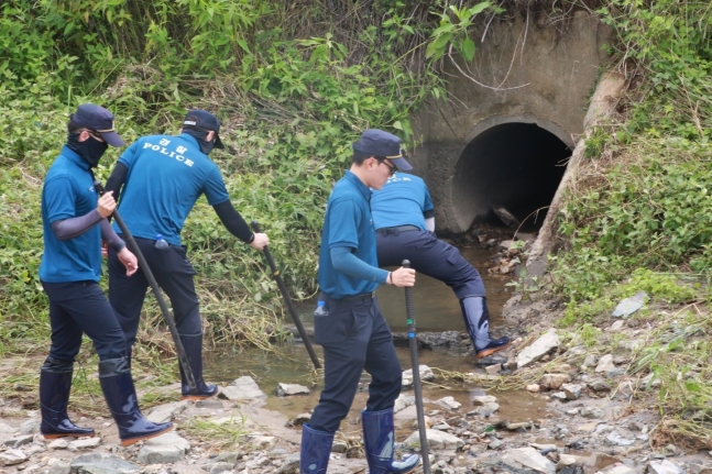 12일 오전 전북경찰청 소속 경찰관들이 지난 10일 익산시 금마면의 한 펜션으로 동아리 엠티(MT)를 왔다가 실종된 대학생을 찾기 위해 익산천 주변 수풀과 수로 등을 수색하고 있다. 사진 전북경찰청