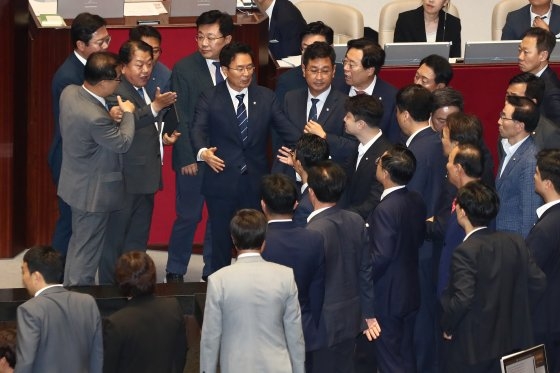 김병주 더불어민주당 의원(뒷줄 왼쪽 셋째)이 2일 오후 서울 여의도 국회에서 열린 대정부질문에서 한덕수 국무총리에게 질문을 하다가 국민의힘 의원들을 향해 '정신나갔다'고 표현한 것을 두고 국민의힘 의원들에게 항의를 