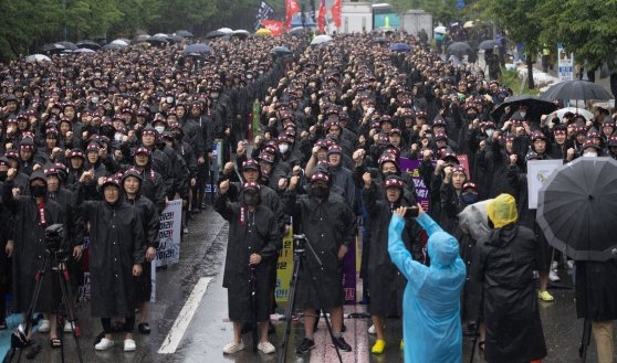 전국삼성전자노동조합 조합원들이 지난 8일 오전 경기도 화성시 반월동 삼성전자 화성사업장에서 열린 총파업 결의대회에서 구호를 외치고 있다. 뉴스1