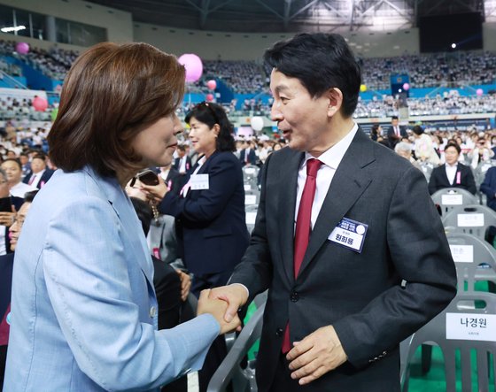 국민의힘 당 대표 후보인 나경원(왼쪽), 원희룡 후보가 지난 4일 인천 남동체육관에서 열린 한국자유총연맹 창립 제70주년 기념식에 참석해 인사하고 있다. 연합뉴스