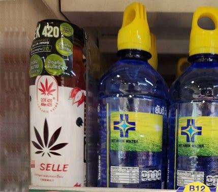 태국 마트에서 판매 중인 대마 음료수(맨 왼쪽). [사진 국정원]