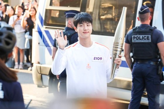 BTS 진, 아미 환호 속 <b>올림픽 성화</b>봉송 "너무 영광이었다"