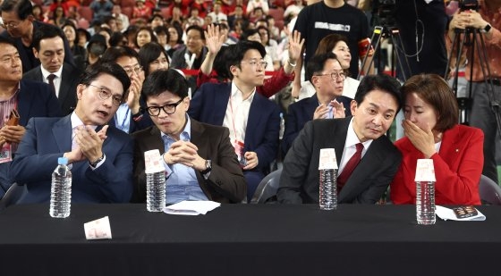From right, candidates for the leadership of the People Power Party, Na Kyung-won, Won Hee-ryong, Han Dong-hoon, and Yoon Sang-hyun, are attending a joint election rally for Daejeon, Sejong, Chungbuk, and Chungnam held at Yu Gwansun Gymnasium in Seo-gu, Cheonan on the 15th. News1