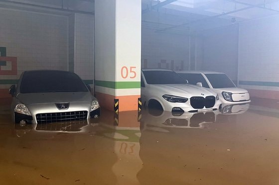 A part of the parking lot of an apartment in Wando-eup, Wando-gun, Jeonnam, is flooded with muddy water due to heavy rain on the morning of the 16th along the southern coast. Photo by Jeonnam Wando Fire Department