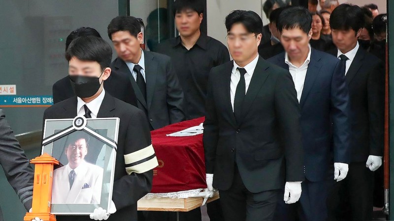 [포토타임] 가수 故 <b>현철 발인</b>, 최초 '대한민국가수장'으로 치러저