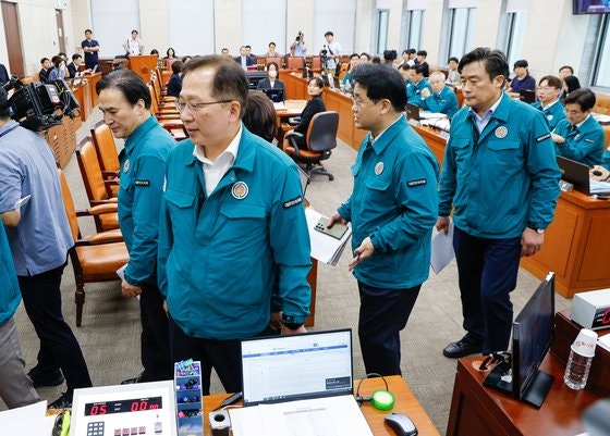 이재명표 '전<b>국민</b> 25만원 지원'…野 단독으로 <b>행안위</b> 통과