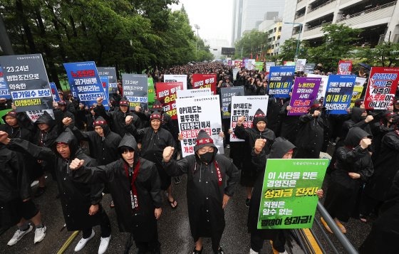 At the national strike resolution meeting of the Samsung Electronics Labor Union in front of the Samsung Electronics Hwaseong plant in Hwaseong, Gyeonggi Province on the morning of the 8th, union members are chanting slogans. Yonhap News