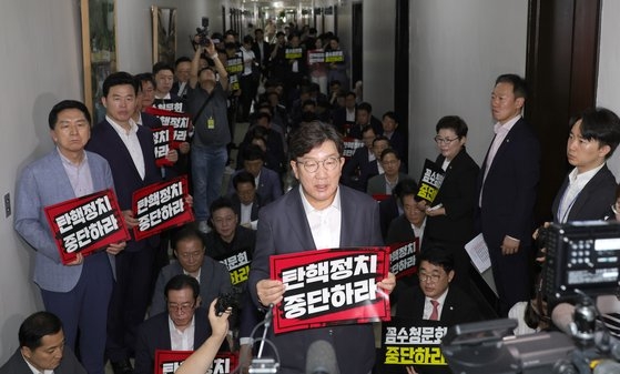 19일 오전 국회 법사위에서 윤석열 대통령 탄핵소추안 즉각 발의 요청에 관한 청원 관련 청문회가 열렸다. 국민의힘 의원들이 법사위 회의장 밖에서 항의 농성을 하고 있다. 강정현 기자 / 240719