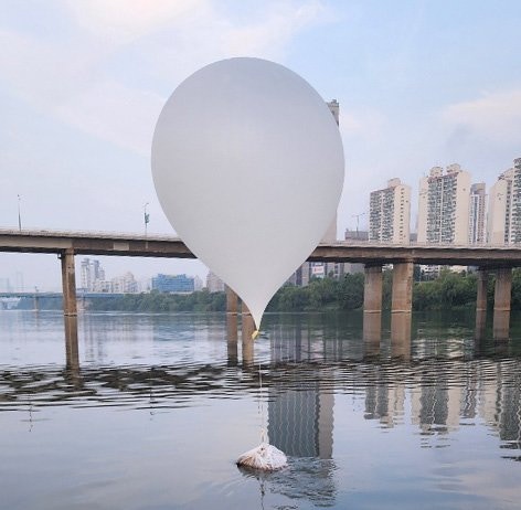 A sewage balloon suspected to be from North Korea found near Jamsil Bridge in Seoul on June 9. News1