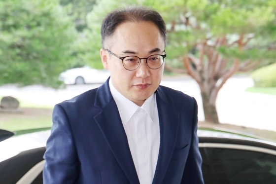 대검찰청은 김건희 여사에 대한 조사 사실이 '사후 통보'한 것은 사실상 총장 패싱이라고 보고 있다. 사진은 지난 9일 서울 서초구 대검찰청으로 출근하는 이원석 검찰총장. 뉴스1