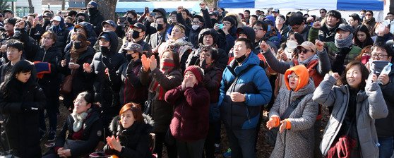 지난 2018년 1월 창원지법 앞에 모인 농아인들이 농아인 사기단 '행복팀'에 대한 선고 결과 발표를 듣고 있다. 행복팀은 같은 농아인을 상대로 100억원대 사기 행각을 벌였지만, 농아인 감경 규정 적용이 불가피해 