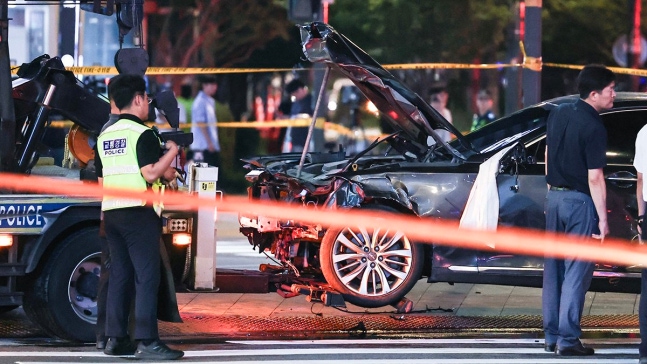 On the 1st, near Seoul City Hall Station, a car driven by Mr. Cha rushed onto the sidewalk, resulting in at least 15 casualties. The police are recovering the accident vehicle. News1