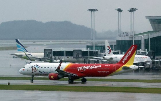 (기사와 사진은 관련 없음)인천국제공항 계류장에서 항공기가 이동하고 있다. 뉴스1