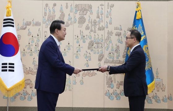 윤석열 검찰총장 시절 대검찰청 기획조정부장이자 '윤석열 라인'으로 꼽혔던 이원석 검찰총장은 지난해 말부터 대통령실과의 대립각이 점차 선명해졌다. 이재명 전 더불어민주당 대표에 대한 구속영장 기각과 도이치모터스 사건에