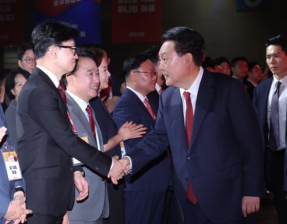 입 꾹 다문 한동훈…<b>국힘</b> 전대 간 尹, 두눈 마주치며 악수 나눴다