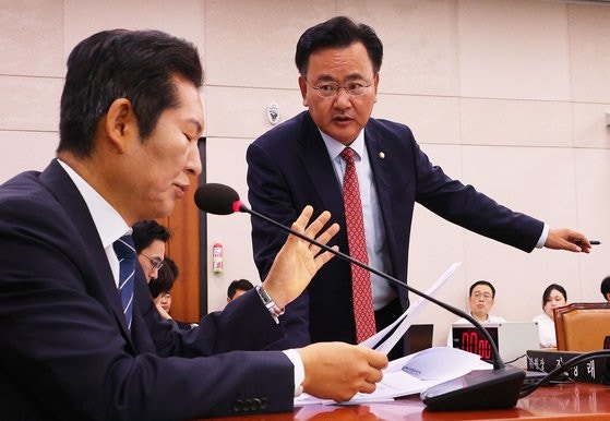 On the morning of the 24th, at the full committee meeting of the Legislation and Judiciary Committee held at the National Assembly, Yoo Sang-beom, a lawmaker from the People Power Party, is protesting against the procedure with Chairman Jeong Chung-rae. Yonhap News