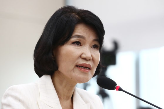 최민희 "저랑 싸우려 하심 안돼요"…<b>이진숙 청문회 첫날</b>부터 신경전