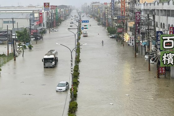 Road in Kaohsiung, Taiwan turned into a water world due to heavy rain brought by Typhoon In-fa on the 25th. AFP Yonhap News