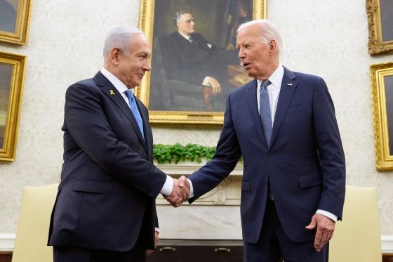 조 바이든(오른쪽) 미국 대통령이 25일(현지시간) 워싱턴 DC 백악관에서 베냐민 네타냐후 이스라엘 총리와 악수하고 있다. AP=연합뉴스