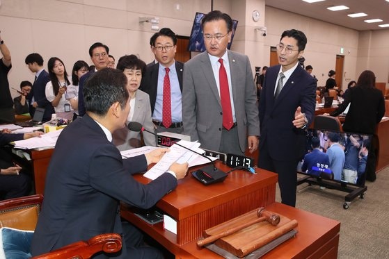 "퇴거 명령한다" "지가 뭔데" …<b>정청래</b>∙與 또 난장판 <b>법사위</b>
