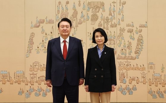 野, <b>이진숙 탄핵안 보고</b>…그 시간 尹은 임명장 수여식 정면돌파