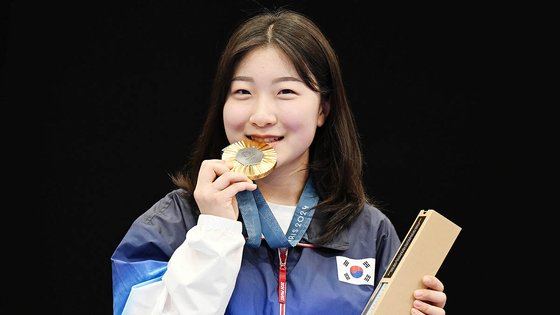 사격선수 반효진(16)이 지난달 29일(현지시간) 프랑스 샤토루 CNTS 사격장에서 열린 2024파리올림픽 사격 여자 10m 공기소총 결승 경기에서 금메달을 획득한 후 열린 시상식에서 기뻐하고 있다. 이날 반효진은