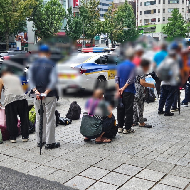 지난 8일 오전, 서울 탑골공원 근처 무료급식소 앞에 긴 줄을 늘어선 노인들. 폭염에도 새벽부터 와서 몇시간씩 기다리는 경우가 적지 않다. 문상혁 기자