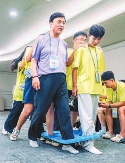 김영근 센터장이 학생들과 게임을 하는 모습. 프리랜서 조인기·[사진 재외동포협력센터]