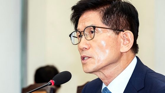 <b>김문수</b> "박근혜 전 대통령 탄핵 잘못됐다…뇌물 받을 사람 아냐"