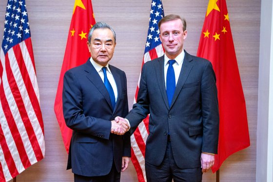 Jake Sullivan (right), U.S. National Security Advisor, shaking hands with Wang Yi (left), Director of the International Liaison Department of the Communist Party of China, before their meeting in Bangkok, Thailand on January 26. Xinhua=Yonhap News