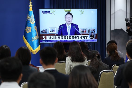 On the 29th, reporters in the briefing room of the presidential office in Yongsan, Seoul are watching President Yoon Suk-yeol's national briefing through monitors. News1