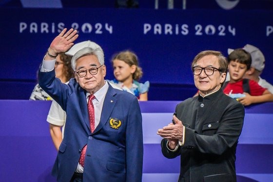 '액션 스타' <b>성룡</b> 등장에 환호…그가 <b>패럴림픽</b> 태권도장 찾은 이유