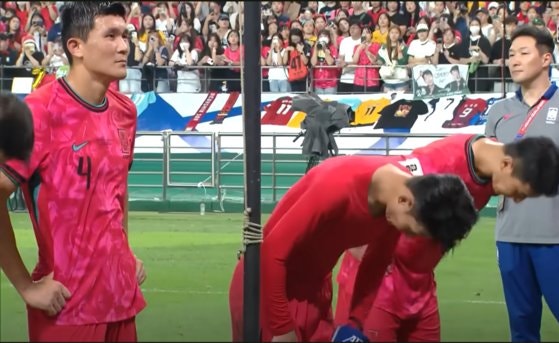 허리 손 얹고 관중에 항의한 <b>김민재</b>…손흥민 "적 만들면 안돼" 일침