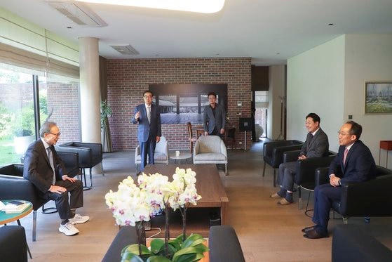 지난 5월 21일 국민의힘 추경호(오른쪽) 원내대표와 장동혁 당시 원내수석대변인이 서울 강남구 이명박 전 대통령 사저를 예방해 이 전 대통령과 대화하는 모습. 연합뉴스