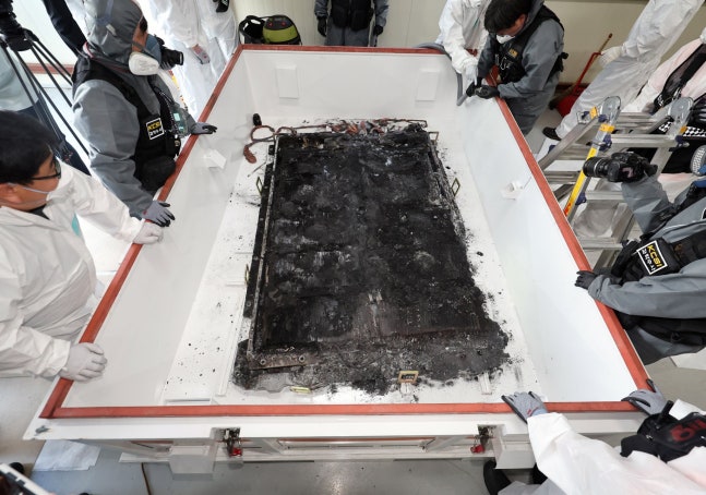 A joint inspection of a third electric car fire in Cheongna, Incheon, conducted at Incheon Seobu Police Station on the 19th of last month. It shows the battery completely burned by fire. News1