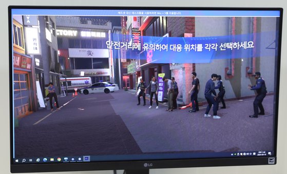 실감형 VR 기술을 접목한 경찰 훈련 프로그램 폴리스원의 집단폭력 시나리오 한 장면. 3개 회사가 공동 개발한 폴리스원은 현장 경찰관 대응력 향상을 위해 상황 시나리오 8종을 탑재하고 수원중부경찰서 개선 의견을 토대
