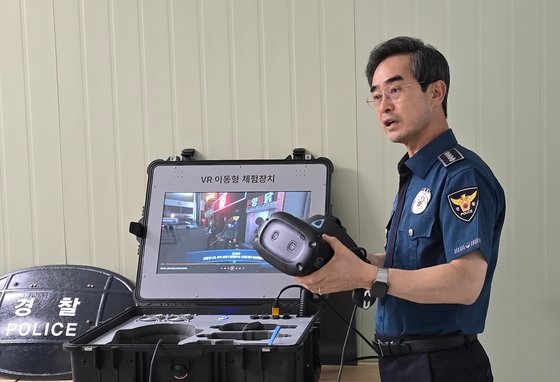 경기 수원중부경찰서 현장실습센터에 전국 최초로 현장대응력 강화를 위한 VR 훈련 프로그램 '폴리스원' 교육장이 마련됐다. 사진은 박영대 수원중부서장이 경찰관 훈련 프로그램 개발 민·경 합동 프로젝트를 설명하는 모습.