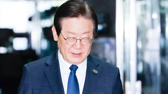 이재명 더불어민주당 대표가 22일 오후 서울 여의도 국회에서 임현택 대한의사협회 회장과 비공개 간담회를 위해 당대표실로 향하고 있다. 뉴스1