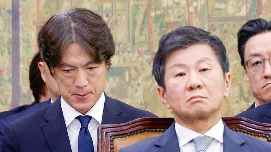 정몽규 대한축구협회장(앞)과 홍명보 남자 축구대표팀 감독이 24일 국회 문화체육관광위원회 현안질의에 출석했다. 뉴스1