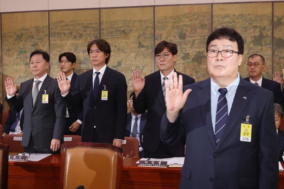 김택규 배드민턴협회장(맨 오른쪽)이 24일 서울 여의도 국회에서 열린 문화체육관광위원회 전체회의에서 증인선서를 하고 있다. 연합뉴스