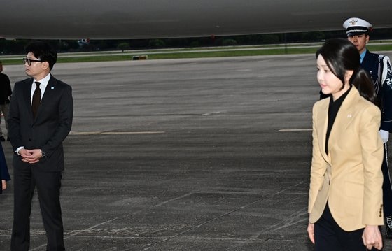 First Lady Kim Geon-hee returning to Seoul Airport on the 22nd after a 4-day visit to the Czech Republic. On the left in the photo is Han Dong-hoon, the leader of the People Power Party. Presidential Photography Division
